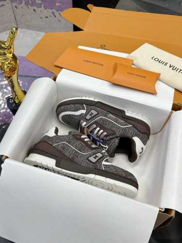 工艺水洗 渐变系列 原版开发 品质出货 欢迎对比 LV板鞋系列LV Trainer Maxi运动鞋将成衣系列的宽松廓形引入VirgilAbloh笔下的LVTra