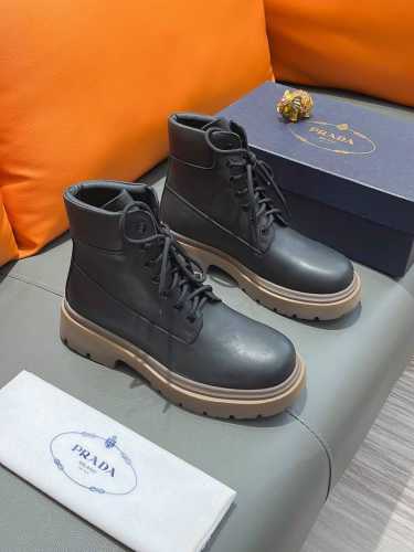 商品名称：PRADA 普拉达 正规码数: 38-44 高帮鞋 商品材料：精选 牛皮鞋面，柔软羊皮垫脚，原厂特供大底。