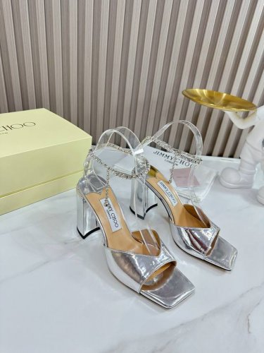 冲量价 Jimmy Choo 吉米周 是一个非常全面之尊贵时尚生活品牌， 香港,美国等大时尚博主及明星的同款表带女士高跟，中跟，平跟后空凉鞋系列。 澳大利亚尖头