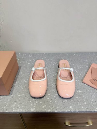Miu Miu 缪缪 25ss春夏 小粗跟 玛丽珍 半拖 上脚果然更惊艳~个性设计非常百搭，而且高度也太适合我了，穿着不累脚 绝对入手不亏的一双！面料：原版进口