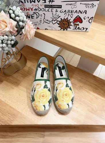 Dolce&Gabbnna杜嘉.班纳D&G麻底渔夫鞋DG的风格真是越来越时尚了，超美的色彩搭配，让人一眼就爱上它清凉一夏感觉鞋面是三滴打印牛仔布，非常精美内里绵