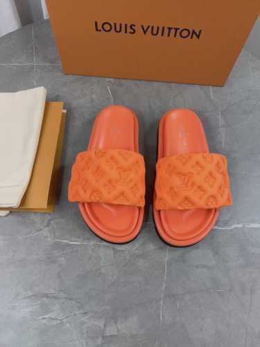 LV驴牌L家 爆款 浮雕logo 压花 凉拖鞋 本款 Pool Pillow Comfort 平底凉拖取材科技织物，以高频压印技术重绎 Monogram 图案。