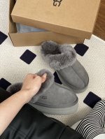 正码 Ugg｜ 专柜最新 厚底星拖 鞋底厚底：约 3Cm 鞋面设计，鞋面采用优质翻毛皮，亲肤舒适。 鞋内里材质，采用隆丰羊皮毛一体。蓬松柔软，双重御寒升级。 鞋