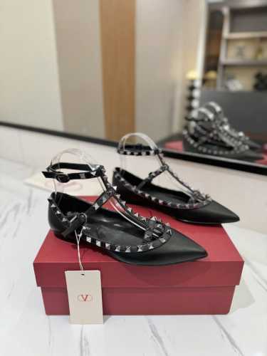 出厂价： Valentino 华伦天奴铆钉 VT经典永不过时尖头平底凉鞋，顶级复刻！侧身弧线完美，原版开模定制不生锈铆钉 特别有质感的五金衬托出满满的高级感，带