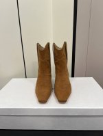 Khaite ｜秋冬新品猫跟短靴 本季最佳时髦小跟靴 ～ 质感完美 线条利落 人都轻盈了不少 好像无论配什么都显得很时髦 进口小牛皮 皮子超级软 鞋子很轻走路很