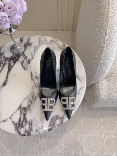 出厂价400 Balenciag*经典款高跟单鞋 小尖头设计拉长腿部线条 经典双B扣装饰大气又耐看 鞋面小牛皮 内里垫脚羊皮 意大利真皮大底 跟高9.5Cm 尺