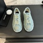 24Ss新款Chane*小香刺绣流苏休闲鞋帆布鞋换上这款流苏做旧帆布鞋 感觉整个人心情都超级nice～让你的脚掌不被束缚 这鞋子是你探索世界的最佳伙伴！鞋面：原