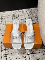 Louisvuitton 25 春夏新款 黑白三彩猫跟矮跟 凉拖 很难不怀疑是不是借鉴了唐朝的唐三彩作为基础，创新成Lv经典标志Logo，采用彩色以及鞋面的大面