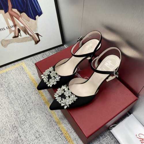 出厂价 代购级 Roger Vivier2024春夏 名媛气质凉鞋. 面料进口定制真丝光滑材料.内裡垫脚:昆种绵羊 原版施华洛世奇 方扣施华洛水钻方扣 意大利真