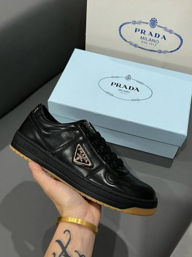 出厂： prad*普拉达2024春款休闲鞋运动板鞋皮革运动鞋让整双鞋轻便舒适 鲜艳色彩 满足不同风格时髦人士的多种选择，每一个设计元素都踩在时髦点上！面料：牛皮