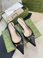 Gucci 24ss春夏新款 G家尖头马衔扣V型系列，经典再现，简约设计高雅品质，鞋面以羊皮双G布材料匠心打造，鞋面缀饰亮眼的经典马衔扣，后带着釆用松紧带设计，