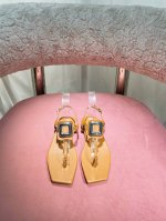出 * 25新款钻扣夹脚人字拖 夏日感满满的夹板小凉鞋今年超流行的夹板小凉鞋超舒服凉快呀！满载巴黎的欧式风情 这个品牌真的会拿捏少女的心 鞋头上的方形钻一看就大