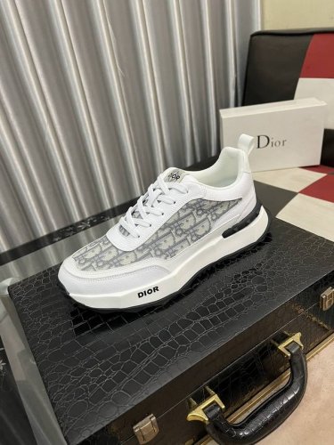 出厂价： Dior 迪奥新款休闲运动鞋 时尚百搭， 版型简洁大气， 面料采用进口牛皮，真皮内里，原版耐磨橡胶大底，独家新款，实物拍摄，码数：38-44