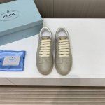 出厂价 顶级版本 Prad-A普拉达2024Vs春季经典休闲鞋系列 三角标休闲鞋 原版1:1定制，今年最潮的三角标一脚蹬英伦风复古情侣小白鞋，众多网红上脚，这款