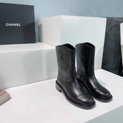 高品质出厂短靴 ！顶级品质chanel香奈儿24Ss秋冬秀场主推新款c家小香一脚蹬骑士靴短靴长靴！ 这款骑士靴真的是帅气时尚的代表，靴筒口双c电绣logo 低调