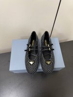 双带钻面 Prada 25Ss 普拉达秋冬新品 实力来袭 玛丽珍单鞋 芭蕾舞鞋 超级爆系列爆品，各大网红明星乔欣，程潇，同款圆头三角扣 玛丽珍单鞋 ！ 时髦百搭