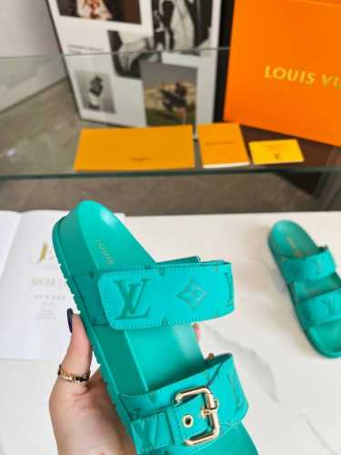 Lv2024春夏新款拖鞋皮带扣子可调松紧的设计 满满的沙滩风情 原版开模lv金属logo装饰 既时尚又美观超级百搭鞋面牛皮 水染羊皮内里 ，原版一比一开模橡胶大