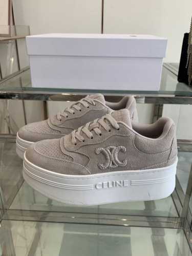 Celine 赛琳 25Ss最新 Block系列 厚底女款 休闲运动鞋 Triomphe 皮革贴饰，瞬间给这款 Block 运动鞋注入了清新柔美的魅力，爱了爱了