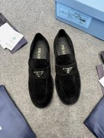 [闪电][闪电][闪电]400 prad*Ss24新款经典版面麂面乐福鞋 prada乐福鞋诠释经典美学，绒面材质细腻高级，标志性三角徽标醒目吸睛。棕、黑双色任选