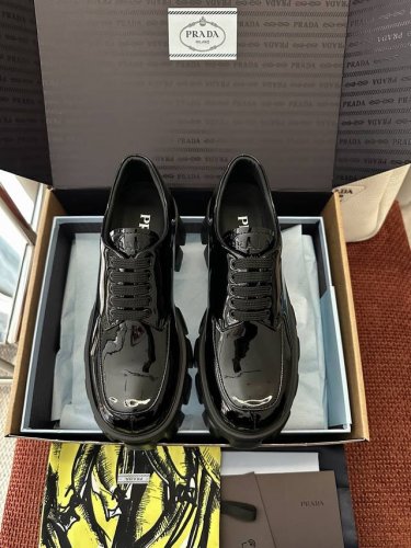 代购级版本470 *经典Monolith系列齿轮系带厚底鞋 ｜原版购入代购级别 -漆皮 材质与工艺： 原版开边珠/漆皮皮革 定制牛皮内里 配沿条式鞋头盖和珐琅孔