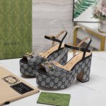 独家顶级版本 Gucci古*驰 春夏最新爆款凉鞋系列 坡跟凉鞋 原单品质 原汁原味的欧式风格，上脚非常完美穿搭上配此鞋，优雅大方，晶莹剔透，无论种各配件材质，都