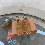 Loro Piana 羊羔毛款。意大利顶级羊绒复古优雅低调奢华。时尚性与皮料实用性同样兼具依然全网最高品质。鞋面羊京丝质柔滑。羊羔毛里，耐磨高弹牛筋底。 码数：
