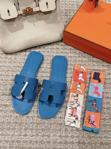 出厂价 Hermes 爱马仕h拖鞋oran凉鞋系列 时尚又百搭 超级舒服 每个细节都做到极致 原版麂皮 原版1:1独家私模鞋面 原版真皮沿条大底 包装 每对鞋均