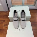 牛绒 开边珠 Brunell* Cucinell* 新款乐福鞋。鞋面采用进口牛绒和开边珠。纯手工串联珠链配饰！羊皮内里及垫脚。定制真皮大底。 码数：35-41
