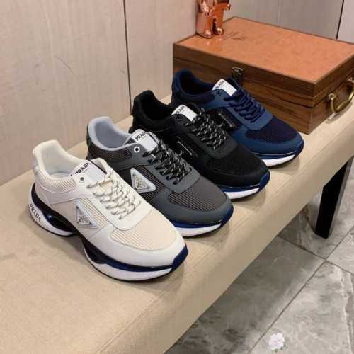 新款: 厂价: 普拉达prada* 最新爆款休闲鞋，顶端品牌奢侈～代购，顶级～质量。鞋面選用进口透气牛皮搭配材质透气羊皮垫脚 精细做工。原版个性时尚柔软橡膠耐磨