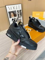 顶级版本：情侣款 LV TARINE路易威登L家 驴牌 情侣款 休闲 运动鞋 滑板鞋 原版购入开发 做货 本款LV Trainer 运动鞋选用牛皮革塑造繁复鞋面
