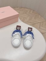 时尚必备 Miumiu 真皮绑带滑板底休闲半拖鞋 这款 Miumiu 休闲鞋简直是时尚界的宠儿！ 采用优质牛皮面料，触感柔软，质感十足。 独特的绑带设计，增添了