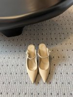 顶级版本 Dior 迪奥 25 春夏走秀尖头单鞋CD明星同款时尚尖头珍珠字母logo五金扣高跟单鞋 市面顶级高端版本材质:原版定制进口牛漆皮鞋面+水染羊皮内里垫