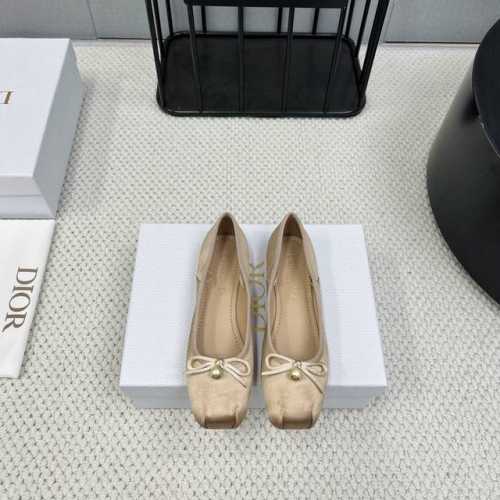 出厂： 独家顶级版本 Dior*迪奥 2025Vs新款单鞋系列 方头珍珠扣单鞋 原版购入开发 ！完美还原这款鞋的楦形细节 鞋面进口牛漆皮 内里垫脚细腻小羊皮，看