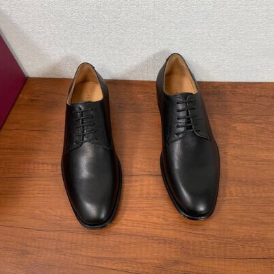 Ferragam*男士系带皮鞋德比鞋莞产顶级精品！采用进口开边珠牛和粒面牛皮鞋面，皮质细腻、光泽透亮、耐折痕 固特异手工冷粘工艺，以现代风格演绎经典鞋款 简约德