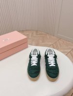 出厂 ，最新爆款！2024 缪缪miumiu 最新款 阿甘鞋 德训鞋 复古时尚 简约高级 随意搭配 上脚非常轻便舒适，鞋面原版牛仔面 最新开模原版大底。Size