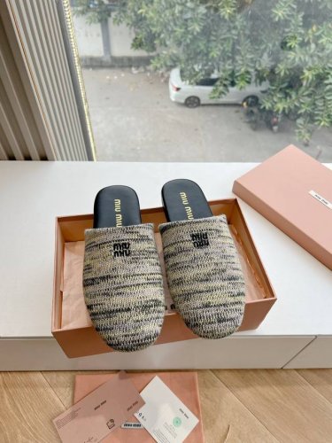 所见即所得g143Miu Miu 缪缪25Ss新品夏季穆勒拖懒人包头毛线半拖鞋针织毛线的设计 超级好看！度假风满满 第一眼看到这个鞋子就有种软绵绵的感觉，简单而