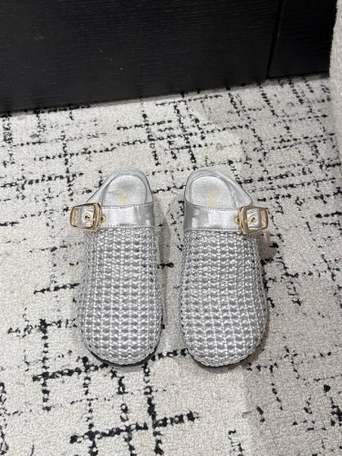 260 Chloe 25/克洛伊新品火爆款勃肯穆勒拖鞋半包拖 包裹感很好，舒适度满分显得脚型秀气舒展！全手工穿线，皮质饰边，精致细节，帅气百搭！ 面料：进口透气