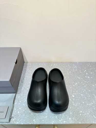 Balenciaga 24Ss 秋冬季 新款 一脚蹬 大头鞋 顶级版本原版开发 极致轻量化！众多国内外一线潮流明星上脚加持！ 时髦又兼具舒适感，上脚还很显白！夏