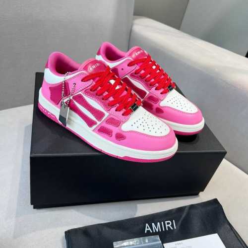 Amiri骨头鞋情侣款，日常休闲必备单品，情侣鞋。适合各种场合！Amiri骨头鞋凭借鞋侧颇具独到风格的骨头图案，充满酷感又百搭！杨幂，陈伟霆等超多明星出席节目或
