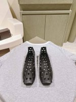 Alaia 专柜同步罗马凉鞋来自巴黎 一见倾心高级 经典阿莱娅还有另外性感的一面 配上不同款式，不同风格都能轻松驾驭，无论牛仔裤，西装裤，还是百褶裙，都能将你的