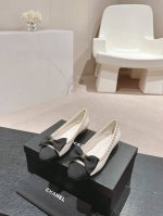 橙子出厂价 CHANEL 香奈儿春夏新款 蝴蝶结链条拼色芭蕾舞鞋 圆头浅口平底单鞋一款充满香家气息的神鞋，经典穿皮金属蝴蝶结装饰。高级的淑女气质 鞋子千千万，对