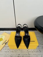 Fendi 24Ss 芬迪系列 双ff 高跟 凉鞋 采用锥形鞋头和金属踝带设计 ，鞋跟饰有金属selleria缝线及金属饰钉 互相呼应 展现出最前卫时尚舒服的设