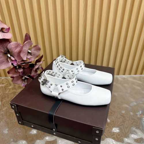 Alaia 网面系列新品以芭蕾的灵动意韵融于日常，以现代笔触刻画舞鞋经典轮廓！黑色钻饰皮质款芭蕾舞鞋，从经典日式鞋履汲取灵感，Bling水钻点缀于鞋面，简而不繁