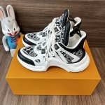 顶级版本LOUIS VUITTON Archlight 1.0花纹时尚低帮运动休闲鞋女款黑白。面料:科技混合面料拼接牛皮 lv老花皮内里:进口羊皮里 织物垫脚: