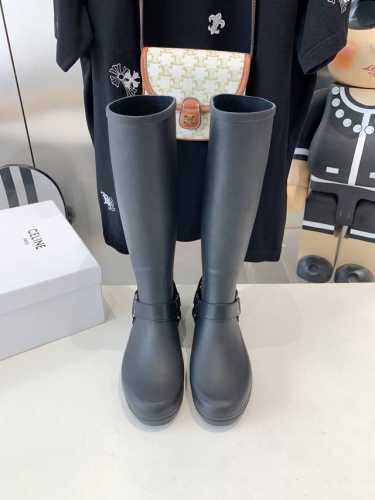 出厂价 Celine 24Ss新款 骑士雨靴 真是一双绝绝子雨靴，软乎乎的论搭配这就是ins博主人手一双的潮流单品！日常搭配非常高级！整体材质采用环保材质一体注