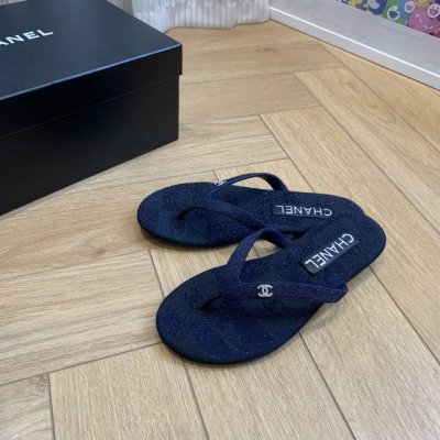p 300 Chanel｜小香24C春夏新品 双C人字拖 大爆款已经被它的美貌折服 有拖鞋随性自然 又彰显品牌特色 满满的高级感 上脚超洋气 鞋面丝绒牛皮 内里