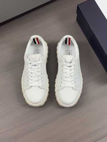 Thom Browne 顶级P: 码数：39-44 38.45可定做 Thom Browne 汤姆布朗休闲鞋，轻便易搭的气质款单品，原版空气防水面料打造，上脚舒
