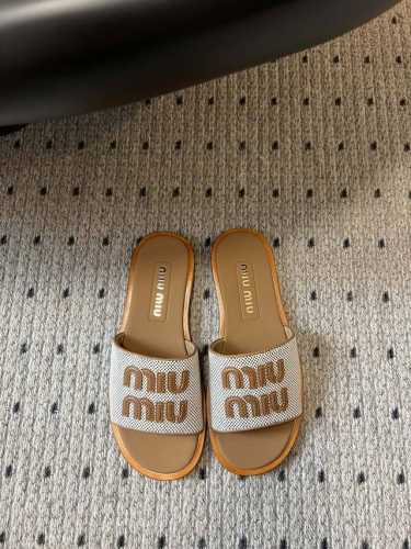 批350 独家上新Miu Miu 25Ss平底编织字母平底拖 妥妥的度假风来袭 Zp开发 原版拆卸 对版缪缪字母秒杀市面版本 Miu真的太少女啦！超级软糯 喜欢