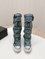 香奈儿 Chanel 24S隐藏款帆布小白鞋！ Vintage感满满，中古复刻款get啦～ 高邦帆布适配秋冬，涂鸦风格就很chanel。 配合袜子就很复古学院的
