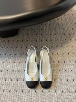 Chane* 小香24 最新方头后空粗跟凉鞋 在众多的品牌中接触过很多个后我还是会一如既往地选择小香，怎么说呢它是非常华丽贵气型但是也不是特别高调的那种，女士喜